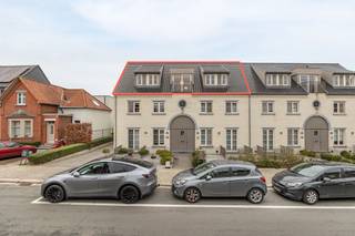 We treffen dit knap appartement op de tweede verdieping van een recent gebouw (2011) op een boogscheut van het station van Lint. Wat direct in het oog springt is de warme landelijke stijl van het gebouw. Parkeren kan comfortabel op de privatieve staanplaats of in de privatieve garagebox (€ 45.000 voor de twee). <br /><br />We bereiken de tweede verdieping met de trap en betreden het appartement dat de volledige bovenverdieping van het gebouw inneemt. Wat direct opvalt is de enorme hoeveelheid natuurlijke lichtinval. De woonkamer met open keuken is op deze manier een zeer aangename plaats om te vertoeven. De ingebouwde bureau met kastruimte is dan weer zeer praktisch. Vanuit de leefruimte betreden we het fantastiche terras. Op mooie zomerdagen vormt dit een verlengstuk van de leefruimte. <br /><br />Centraal in het appartement vinden we de badkamer terug, uitgerust met zowel douche als ligbad. De slaapkamer is dan weer voorzien van ingebouwde kasten. De aansluitingen voor was- en droogautomaat werden mooi weggewerkt in de bergruimte. In de kelder is er nog een extra berging aanwezig. <br /><br />Troeven:<br /><br />- Recent gebouw van 2011<br />- Airco aanwezig<br />- Zeer goed EPC + conforme elektrische keuring<br />- Fantastisch terras<br />- Kelderberging aanwezig<br />- Garagebox + staanplaats (€ totaal voor 45.000)<br />- Zeer doordachte materiaalkeuze<br />- Uitmuntende locatie <br /><br />Kortom, een instapklaar droomappartement!<br /><br />Voor meer info kan u contact opnemen met Jakob via jakob@reds.be of op 0483 488 249