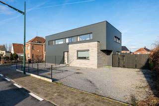 Langs Hulleken in Evergem, op een goed zichtbare en vlot bereikbare locatie, bevindt zich deze vernieuwbouw woning op een perceel van 831 m². Het...