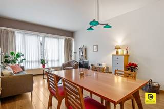 <p><span>Lichtrijk 2 slaapkamer appartement met 2 terrassen te Pulhof!</span></p><p><span>Dit ruim en karaktervol appartement ligt op het 2</span><span><sup>e</sup></span><span> verdiep van een kleinschalig en goed onderhouden gebouw. Met een absolute toplocatie in de gerenommeerde en alom gegeerde Pulhof-wijk is het aangenaam, rustig en kwalitatief wonen. Hier kan u zowel genieten van een groene omgeving alsook van de nabijheid van het bruisende stadsleven. Winkels, parken, scholen, sportfaciliteiten, openbaar vervoer en belangrijke invalswegen zijn slechts een boogscheut verwijderd. Bent u op zoek naar een leuk appartement voor eigen bewoning of naar een goede, zorgeloze investering (momenteel verhuurd). Mis deze unieke kans dan zeker niet!</span></p><p><span> </span></p><p><span>Inkomhal, toilet, leefruimte & keuken:</span></p><p><span>U betreedt het appartement via de inkomhal met veiligheidsdeur, videofoon en ruim voldoende plek om een vestiaire onder te brengen. De hal herbergt ook een apart toilet met handenwasser. De gezellige leefruimte leent zich voor elk interieur en heeft grote raampartijen (HR 2012) die een prachtige natuurlijke lichtinval teweeg brengen. In combinatie met de hoge plafonds wordt de aandacht gevestigd op het ruimtegevoel. Aanpalend ligt de keuken die uitgerust is met een elektrisch kookvuur, dampkap, aansluiting voor de vaatwasser en aansluiting voor de wasmachine. Toekomstgericht behoort het opentrekken van de keuken zeker tot de mogelijkheden. </span></p><p><span> </span></p><p><span>Nachthal, berging, slaapkamers & badkamer:</span></p><p><span>De nachthal omvat een praktische berging met schabben en leidt u naar de slaapkamers en de badkamer. Beide slaapkamers zijn ruim (12,5m²) situeren zich aan de nog rustigere achterzijde van het gebouw en kijken uit op het achterliggende groen. De geriefelijke badkamer omvat een ligbad/douche-combinatie en wasmeubel met extra opbergruimte. Ze is onderhoudsvriendelijk en gebruiksklaar, maar kan op termijn wel eens een opknapbeurt gebruiken.</span></p><p><span> </span></p><p><span>Terrassen & kelder:</span></p><p><span>Via de keuken heeft u toegang tot een gezellig terras aan de voorzijde. Ook hier is een ingemaakte kast die extra bergruimte biedt. Op het grotere terras aan de achterzijde kan u geheel tot rust komen na een drukke werkdag of genieten van een heerlijk maaltijd en/of een sprankelend aperitief. Een ruime en geheel droge kelder is inbegrepen. </span></p><p><span> </span></p><p><span>Extra troeven:</span></p><p><span>- Toplocatie te Pulhof</span></p><p><span>- 86m² cfr. EPC</span></p><p><span>- Merendeel HR(++) beglazing </span></p><p><span>- Staat van het gebouw</span></p><p><span>- Dakisolatie 12 cm PUR</span></p><p><span>- Veiligheidsdeur</span></p><p><span>- 2 terrassen</span></p><p><span>- Lage maandelijkse lasten</span></p><p><span>- Kelder</span></p><p><span> </span></p>