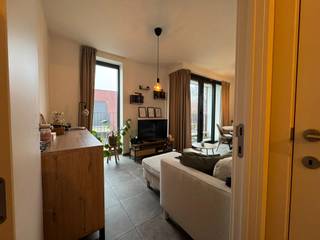 INDIEN U EEN BEZOEK WENST IN TE PLANNEN GELIEVE EEN BEZOEK AAN TE VRAGEN VIA WWW.HILLEWAERE.BE VIA DE RODE KNOPDit dakappartement van 55 m² bevindt...