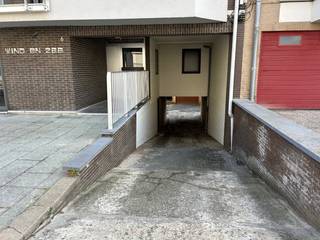 Gesloten garagebox te HUUR in residentie "Wind en Zee" te Koksijde. Deze garagebox bevindt zich in de Orchideestraat en dus vlakbij de zee.De garage...