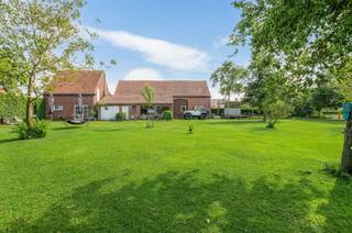  This characterful rural house with spacious barn is located on the edge of the center of Hoogstraten. Spacious garden with a plot size...