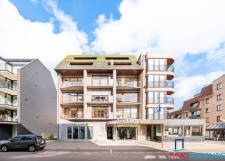 <strong>Sint-Idesbald, Residentie Golfslag, lichtrijk en zeer ruim penthouse (118m²) met 2 zonnige terrassen, 5e verdieping met lift. </strong><br /><br />Bestaande uit: inkomhall, lichtrijke en ruime woonkamer met toegang tot het zonnige terras met mooi uitzicht, open en volledig ingerichte keuken voorzien van alle toestellen en aansluitende berging (met aansluiting voor wasmachine en droogkast), 3 slaapkamers waarvan één met toegang tot het tweede terras, badkamer met ligbad, douche en dubbele wastafel in meubel, afzonderlijk toilet en 3 bergingen op de terrassen. Beide terrassen hebben een totale oppervlakte van 20m² en bieden een prachtig zicht op de omgeving! Het appartement is voorzien van individuele centrale verwarming op aardgas en gemeenschappelijke fietsenberging in de residentie.<br /><br />Verplicht aankopen van een ruime garage in de residentie aan €50.000.<br /><br /><strong>Het penthouse is in goede staat en is gelegen in het commerciële centrum op enkele stappen van zee.</strong>