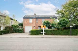 <h1><span>Elsdonkwijk Instapklare, lichtvolle villa</span></h1><p><span>Zeer gunstig en rustig gelegen in de zeer residentiële en groene Elsdonkwijk, nabij belangrijke invalswegen en het openbaar vervoer.</span></p><p><span>Op een aangenaam zuidgericht perceel van +/- 720 m² werd deze verrassend lichtvolle woning in 1987 gebouwd. De architectuur en indeling zijn modern en tijdloos. Eén van de eyecatchers is de ruime leefruimte, die gekenmerkt wordt door het hoge plafond en de charmante, polyvalente mezzanine. Samen zorgen deze elementen voor een heerlijk gevoel van ruimte, licht en openheid.</span></p><p><span>Het geheel omvat een inkomhal met wc en vestiaire, een ruime leefruimte met centrale open haard en travertinvloer, een keuken met ontbijttoog, een zeer diepe garage met plaats voor 2 wagens en een achterliggende berging/wasplaats.</span></p><p><span>Op de eerste verdieping bevindt zich een ruime polyvalente mezzanine van +/- 25 m², ideaal als bureel-, hobby- of chillruimte, evenals 2 zeer ruime slaapkamers, een dressing of 3de slaapkamer en 2 badkamers.</span></p><p><span>Met een totale oppervlakte van +/- 280 m² biedt deze woning een zee van ruimte. Op het gelijkvloers kan bijvoorbeeld nog een extra slaapkamer met badkamer worden voorzien.</span></p><p><span>Tenslotte beschikt de woning nog over een praktische, droge kelder, een oprit voor 2 wagens aan de voorzijde en achteraan een aangenaam terras met een mooi aangelegde tuin.</span></p><p><span>+ Zeer aangename, rustige en gegeerde buurt</span><span><br /></span><span>+ Instapklaar geheel</span><span><br /></span><span>+ 2 badkamers</span><span><br /></span><span>+ Ruime, polyvalente mezzanine van +/- 25 m²</span><span><br /></span><span>+ Zeer lichtvolle woning met gunstige oriëntatie</span></p><p><span>+ Mits het plaatsen van zonnepanelen bekomt men een EPC B</span></p><p><span>+ Airco in heel de woning</span></p>