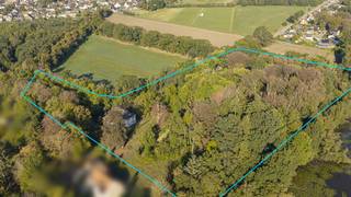 <p><strong>Uitzonderlijk landhuis op historisch parkdomein van ca. 2,68 ha in Blaasveld.</strong></p>
<p><strong>BEKIJK ZEKER ONZE (VIRTUELE) GRONDPLANNEN EN ATTESTEN VOOR DE INDELING EN EXTRA INFORMATIE.</strong></p>
<p>Bent u op zoek naar een uitzonderlijke eigendom waar ruimte, privacy, karakter en geschiedenis centraal staan? Dit statige landhuis is bereikbaar via een privatieve dreef en bevindt zich op een uniek parkdomein van ca. 26.801 m² met vijver, bos en imposante hoogstammige bomen.</p>
<p>Het domein draagt een bijzondere geschiedenis: hier bevond zich vroeger het Kasteel van Blaasveld, ook bekend als het ‘Hoff van Blaesvelt’. Het oorspronkelijke kasteel verdween later en maakte plaats voor het huidige landhuis. De authentieke open haard uit het vroegere kasteel bleef bewaard en vormt vandaag een bijzonder karakterelement in de leefruimte.</p>
<p>Ook in het park bleef een uitzonderlijk historisch element bewaard: een beschermde, meer dan 300 jaar oude tamme kastanje, die als de grootste van België wordt beschouwd.</p>
<p>Het landhuis biedt ca. 517 m² bewoonbare oppervlakte en onderscheidt zich door zijn royale leefruimtes en talrijke karakterelementen, waaronder ingelegde parketvloeren, marmeren vloeren en raamtabletten, lambriseringen en de historische open haard.</p>
<p>Gecombineerd met het private parkdomein van ruim 2,68 hectare ontstaat een eigendom met een schaal, privacy en historische uitstraling die in de regio slechts zelden wordt aangeboden. Het geheel is te moderniseren en biedt een uitzonderlijke basis om het landhuis met respect voor zijn karakter en geschiedenis naar eigen smaak en hedendaags comfort te brengen.</p>
<p>De ligging combineert een oase van rust en privacy met een centrale bereikbaarheid tussen Antwerpen en Brussel, op korte afstand van Mechelen en met een vlotte verbinding naar de belangrijkste invalswegen.</p>
<p><strong>ALGEMENE KENMERKEN:</strong></p>
<ul>
<li>Karaktervol landhuis op een uniek parkdomein van ca. 26.801 m²</li>
<li><span> 517 m² bewoonbare oppervlakte</span></li>
<li>Momenteel zijn er 3 slaapkamers + bureauruimte, met mogelijkheid tot het creëren van 2 bijkomende slaapkamers op de tweede verdieping</li>
<li>Privatieve dreef en oprijlaan van 150m</li>
<li>Historische kasteelsite met vijver, bos en hoogstammige bomen</li>
</ul>
<p></p>
<p><strong>TECHNISCHE KENMERKEN:</strong></p>
<ul>
<li>EPC-label D – 309 kWh/(m²/jaar)</li>
<li>Elektrische installatie is niet conform</li>
<li><span>Asbestveilig</span></li>
<li><span>Houten buitenschrijnwerk</span></li>
<li><span>Alarminstallatie</span></li>
</ul>
<p><span> </span></p>
<p><strong>INDELING:</strong></p>
<p><u>Gelijkvloers</u></p>
<ul>
<li>Imposante inkomhal met marmeren vloer en gastentoilet</li>
<li>Royale leefruimte op ingelegde parket, opgebouwd uit een dubbel salon met de authentieke open haard afkomstig uit het vroegere Kasteel van Blaasveld</li>
<li>Eetkamer op parket met rechtstreekse toegang tot het terras en uitzicht over de vijver</li>
<li><span>Afzonderlijke keuken</span></li>
<li>Bureauruimte met toegang vanuit de inkomhal</li>
</ul>
<p><u>Eerste verdieping</u></p>
<ul>
<li><span>Nachthal</span></li>
<li>Ruime mastersuite met slaapgedeelte, dressing en ensuite badkamer</li>
<li><span>2 bijkomende slaapkamers</span></li>
<li>Tweede badkamer met douche, ligbad, toilet en lavabo</li>
</ul>
<p><u>Tweede verdieping</u></p>
<ul>
<li>Ruime zolderverdieping bereikbaar via vaste trap</li>
<li>Polyvalente zolderruimtes met ramen, geschikt voor het creëren van bijkomende slaapkamers of hobbyruimte</li>
<li>Aansluiting voor verwarming en elektriciteit aanwezig</li>
</ul>
<p><u>Kelder</u></p>
<ul>
<li><span>Bergruimte</span></li>
<li><span>Technische / verwarmingsruimte</span></li>
</ul>