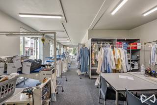 Op zoek naar een interessante investering met een stabiel verhuurpotentieel? Dit opbrengsteigendom, gunstig gelegen nabij het centrum van Oudenaarde, omvat een handelsgelijkvloers en twee ruime appartementen.
De combinatie van een commerciële ruimte en twee woonentiteiten maakt dit pand bijzonder interessant voor investeerders die op zoek zijn naar een divers en veelzijdig opbrengsteigendom. Een bijkomende troef is dat de huidige huurders reeds geruime tijd het pand huren, wat zorgt voor een mooie continuïteit en een interessante verhuursituatie.
Troeven:
Aantrekkelijke ligging nabij het centrum van Oudenaarde
Reeds langdurig verhuurde entiteiten
Goede mix tussen commerciële en residentiële verhuur
Kortom, een opbrengsteigendom met een solide basis en interessante mogelijkheden voor de toekomst.