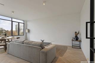 Prachtig gerenoveerd appartement in EXPO-wijk, met zicht op het Mastvest-park.<br /><br />Aparte inkomhal met vestiairemogelijkheid. Ruime en lichtrijke woon- en leefruimte (ca. 30m²) op kwalitatieve parketvloer. De grote raampartijen geven een fijn zicht over het park. Open en ingerichte keuken voorzien van keramische kookplaat, oven, koelkast en vaatwasser. Achteraan 2 slaapkamers (ca. 18 - 10 m²) eveneens op prachtige nieuwe parketvloer. Moderne badkamer voorzien van grote inloopdouche en dubbele lavabo met meubel. Apart gastentoilet. <br /><br />Dit appartement werd gerenoveerd anno 2021 en is afgewerkt met moderne, sublieme en kwalitatieve materialen. Uitstekende locatie, vlakbij park, winkels, verbindingswegen én openbaar vervoer. Beschikbaar vanaf 01/09/2026.