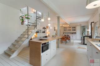 Deze karaktervolle woning uit 1668, met een bewoonbare oppervlakte van ca. 260 m² op een royaal perceel van 1.837 m², is een ideale keuze...