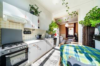 <p>🏡 EXCLUSIVITÉ – JOURNÉE PORTES OUVERTES LE DIMANCHE 13 SEPTEMBRE<br /><br />Ce dimanche 13 septembre, cette propriété est à visiter en exclusivité lors de notre journée portes ouvertes, de 13h à 14h. Venez la visiter, avec ou sans rendez-vous<br /><br />🏡 À VENDRE – Appartement 1 chambre à Schaerbeek – 245.000 € ✨<br /><br />📍 Rue Vandenbussche 11, 1030 Schaerbeek – Quartier Patrie / Bienfaiteurs<br /><br />Vous recherchez un appartement à vendre à Schaerbeek dans un quartier prisé ? Découvrez ce charmant appartement 1 chambre situé au 1er étage d'un élégant immeuble de style éclectique du début du XXe siècle.<br /><br />✨ Ses atouts :<br /><br />🔹 Appartement lumineux aux beaux volumes<br />🔹 1 chambre confortable + espace bureau/dressing<br />🔹 Séjour agréable avec le charme de l'ancien<br />🔹 Éléments de caractère : hauts plafonds, moulures et planchers d'époque<br />🔹 Petite copropriété à faibles charges<br />🔹 Compteurs individuels<br />🔹 Cave privative<br />🔹 Situation idéale à proximité immédiate des commerces, écoles et transports en commun<br />🔹 Une belle opportunité de personnaliser le bien selon vos envies<br /><br />📊 Informations techniques :<br /><br />🔸 Prix : 245.000 €<br />🔸 PEB : G<br />🔸 Installation électrique non conforme<br /><br />📍 À quelques minutes de l'OTAN, du Quartier Européen, de la place Dailly, du parc Josaphat et des principaux axes de Bruxelles.<br /><br />💡 Que vous soyez à la recherche de votre première acquisition ou d'un investissement immobilier à Bruxelles, cet appartement offre un beau potentiel dans l'un des quartiers les plus recherchés de Schaerbeek.<br /><br />📞 Infos et visites :<br />Rebecca Hallal<br />We Invest Bruxelles-Europe<br />📱 Tél. : +32 472 12 62 42 | ☎️ 02 478 67 49<br />📧 Email : rebecca.hallal@weinvest.be<br /><br />📩 Contactez-nous dès aujourd'hui pour obtenir plus d'informations ou planifier une visite.<br /><br />🔍 Découvrez également nos autres biens à vendre à Schaerbeek, Bruxelles et dans les quartiers Patrie, Bienfaiteurs, Dailly et Plasky sur weinvest.be.<br /><br />Envie d'en voir plus ? Découvrez toutes les propriétés à visiter en exclusivité ce 13 septembre → https://weinvest.be/fr-BE/search?at=Bruxelles&c=4.35121%2C50.8551&t=place&exclusive=1&src=seo-landing</p>
