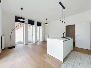 Tel: 0456 12 69 37 / E-mail: kilian.f@weinvest.be<br /><br />We Invest biedt exclusief een prachtig appartement aan, gelegen vlak bij het Sint-Katelijneplein en alle voorzieningen (winkels, parken, openbaar vervoer).<br /><br />Gelegen op de 4de verdieping van residentie The Cosmopolitan met lift, is het appartement als volgt ingedeeld: een inkomhal met ingebouwde kast en aansluiting voor een wasmachine, een apart toilet, een woonkamer met volledig uitgeruste open keuken, één slaapkamer, een douchekamer en een terras van 14 m² gericht op het oosten.<br /><br />Het appartement beschikt eveneens over een kelder met 3 m³ opslagruimte.<br /><br />Vlotte verbinding naar de Europese wijk en de NAVO. Openbaar vervoer bevindt zich in de onmiddellijke nabijheid (trein, tram, metro en bus), met een rechtstreekse verbinding naar de universitaire ziekenhuizen Erasmus en Sint-Luc via metrolijnen 1 en 5 die Sint-Katelijne bedienen.<br /><br />Huurprijs: €1.200<br />Lasten: €120 (onderhoud van de gemeenschappelijke delen, privatieve verwarming en warm water)<br /><br />EPC: C<br /><br />Onmiddellijk beschikbaar! Huurovereenkomst van 3 jaar!<br /><br />Wacht niet langer en plan snel een bezoek!<br />Ontdek nog meer exclusieve panden op www.weinvest.be.