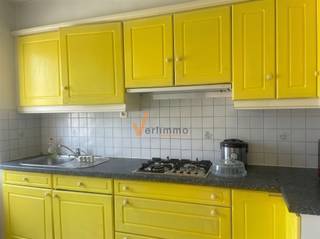 <p><span>Op te frissen appartement met 2 slaapkamers in verzorgd gebouw.</span></p><p><span>Op een centrale en vlot bereikbare locatie bevindt zich dit te renoveren appartement met een bewoonbare oppervlakte van ca. 75 m², gelegen aan de Ringlaan 32 te Merksem. </span></p><p><span>Dankzij de ligging geniet u van een uitstekende bereikbaarheid en bevindt u zich in de nabijheid van winkels, scholen en openbaar vervoer.</span></p><p><span>Privé kelder inclusief.<br />Dit te renoveren appartement is ideaal als starterswoning, gezinswoning of als interessante investering met aantrekkelijk verhuurpotentieel, dankzij de gunstige ligging en de ruime mogelijkheden die het pand biedt.</span></p><p><span>Interesse?</span></p><p><span>Bent u op zoek naar een appartement dat u volledig naar uw eigen smaak kunt renoveren en inrichten? </span></p><p><span>Neem vandaag nog contact op voor meer informatie of een vrijblijvende bezichtiging.</span></p><p><span><br />Paalstraat 63, 2900 Schoten<br />03 658 74 74<br />info@verlimmo.be<br />www.verlimmo.be</span></p><p><span>Verlimmo Voel je thuis.</span></p>