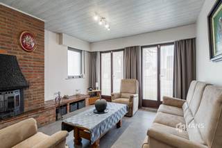 <p><span>Instapklare laagbouwvilla (178 m²) met 4 slaapkamers, garage en tuin (335 m²) in Edegem.</span></p><p><span> </span></p><p><span>Dankzij de centrale ligging heb je hier alle voorzieningen binnen handbereik. Openbaar vervoer is ruim aanwezig en ook met de wagen ben je in geen tijd op de snelweg of de belangrijkste verbindingswegen. Bovendien vind je in de directe omgeving een uitgebreid aanbod aan supermarkten, scholen en sportfaciliteiten, wat deze locatie bijzonder praktisch maakt voor jong en oud.</span></p><p><span> </span></p><p><span>De laagbouwvilla heeft een bewoonbare oppervlakte van maar liefst 178 m² en telt vier volwaardige slaapkamers. In combinatie met de onderhoudsvriendelijke, zuidwest-georiënteerde tuin van 335 m² is dit een ideale gezinswoning. De woonst werd doorheen de jaren zorgvuldig onderhouden en op verschillende momenten vernieuwd. Zo werd in 2012 een aanbouw gerealiseerd en het dak geïsoleerd met 8 cm isolatie. In 2016 volgde de vernieuwing van de badkamer. De ramen zijn uitgevoerd in hout met dubbele beglazing en aluminium profielen met hoogrendementsglas.</span></p><p><span> </span></p><p><span>Je komt binnen in de inkomhal, die zorgt voor een vlotte verbinding tussen alle ruimtes. Aan de rechterzijde bevindt zich het ruime leefgedeelte met een oppervlakte van maar liefst 75 m² — hier geniet je van een open en licht gevoel. Achteraan is het aangenaam vertoeven in de veranda met airconditioning, die mooi aansluit op de halfopen keuken, uitgerust met alle hedendaags comfort.</span></p><p><span>Aan de linkerzijde van de woning bevinden zich een apart toilet, berging (4 m²), de badkamer (5 m²) met douche, lavabomeubel en handdoekdroger, evenals drie volwaardige slaapkamers van 11 m², 12 m² en 14 m². Op de bovenverdieping is er nog een extra slaapkamer van 11 m² en bovendien bijzonder veel bergruimte aanwezig. Alsof dat nog niet volstaat, beschikt de woning ook over een ruime garage (27 m²) met automatische poort. </span></p><p><span>Een comfortabele, gelijkvloerse gezinswoning op een gegeerde locatie – mis deze kans niet en plan snel je bezoek! Bewoonbare opp. 178 m² ref.: bruto vloeropp. EPC-certificaat. Voor meer info of een gratis schatting surf naar </span><span><span>www.hansimmo.be</span></span></p><p><span> </span></p>