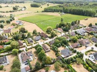 Op een prachtig perceel van maar liefst 1.101 m² bevindt zich deze charmante villa, idyllisch gelegen in de gegeerde Leiestreek. Een unieke woonomgeving waar rust, natuur en bereikbaarheid perfect samenkomen.<br /><br />De woning ligt op wandel- en fietsafstand van het Ooidonk Kasteel en het schitterende omliggende natuurgebied, met de schilderachtige Oude Leie-arm als absolute troef. Hier geniet u van eindeloze wandelingen, fietstochten en pure rust, terwijl u toch een uiterst strategische ligging behoudt.<br /><br />De villa beschikt op het gelijkvloers over een ruime inkomhal, een praktische berging, apart toilet, bureel, een kamer, badkamer, keuken en garage. Op de verdieping zorgt een gezellige overloop voor extra polyvalente ruimte, ideaal als thuisbureau, leeshoek of speelruimte. Deze geeft toegang tot twee ruime slaapkamers en een badkamertje met toilet en lavabo. <br /><br />Maar het is vooral de prachtig aangelegde en verzorgde tuin die deze woning bijzonder maakt. Het royale perceel biedt volop privacy en ruimte om te genieten van het buitenleven, met onder meer een tuinberging, petanquebaan en vijver. Dankzij de zonnige ligging vormt de tuin een heerlijke plek om tot rust te komen of gezellig samen te genieten.<br /><br />Een uitzonderlijke combinatie van ruimte, natuur en rust op een toplocatie in de Leiestreek. Een woning met karakter, gelegen op een perceel waar het elke dag genieten is.