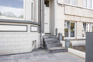 <p>Op zoek naar een instapklare woning met karakter en gunstig EPC? Wij hebben ze gevonden! Deze woning bevindt zich op de Albrechtlaan 22, vlak bij het centrum, winkels op de hoek, vlotte verbindingen met het openbaar vervoer én op een boogscheut van de E40. Kortom de ideale uitvalsbasis. Deze woning komt u binnen in de inkomhal met mooie authentieke trappen. Ook op het gelijkvloers vindt u een gastentoilet en de ruime leefruimte. De trap naar beneden brengt u naar de keuken die uitgeeft op de gezellige en grote stadstuin. Op het eerste verdiep vinden we de badkamer en een eerste slaapkamer. Gaan we naar het tweede verdiep dan vindt u hier een tweede slaapkamer en een bureau / derde slaapkamer. De laatste trap brengt je naar slaapkamer nummer 4 met eigen badkamer.</p>
<p>Maak vandaag nog uw afspraak en laat je verrassen.</p>