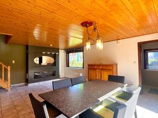 Alleenstaande woning met veel potentieel en charmante tuin op enkele stappen van het centrum.Gelijkvloers: inkomhal, lichtrijke woonkamer, keuken met...