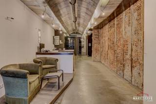 <p><span>Veelzijdig Handelspand met Ontwikkelingspotentieel Ideaal voor Bouwfirma of Investeerder</span><span><br /></span><span>Toplocatie aan de rand van het historisch centrum van Antwerpen</span></p><p><span>Bent u een bouwfirma of investeerder op zoek naar een pand met volume én toekomstwaarde? Dan is dit uitzonderlijk handelshuis met gemengde functies een niet te missen kans.</span></p><p><span>Extra troef</span><span>: Er is een </span><span>serieuze kandidaat-koper voor de gelijkvloerse commerciële ruimte</span><span> een kinesist die de ruimte professioneel wil benutten. </span></p><h3><span>Belangrijkste troeven:</span></h3><ul><li><span>Overdracht via aandelen mogelijk</span><span> ideaal voor investeerders (pand zit in patrimoniumvennootschap)</span></li><li><span>Gelegen op een strategische locatie</span><span> nabij centrum, openbaar vervoer en uitvalswegen</span></li><li><span>Talloze (her)ontwikkelingsmogelijkheden</span><span> voor wonen, werken en commercie</span></li></ul><h3><span>Indeling & potentieel</span></h3><p><span>Gelijkvloerse ruimte 60 m², uitbreidbaar tot 425 m²</span></p><ul><li><span>Momenteel algemene commerciële ruimte</span></li><li><span>Perfect voor </span><span>praktijkruimte, winkel, showroom of atelier</span></li><li><span>Uit te breiden naar achterliggende ruimtes, momenteel ingericht als studios en kantoren</span></li><li><span>Grote overdekte opslag kan eenvoudig geïntegreerd worden</span></li></ul><p><span>Binnenkoer met loft en daktuin</span></p><ul><li><span>Binnenkoer leidt naar aparte kantoorruimtes en een charmante loft over drie niveaus</span></li><li><span>Voorzien van een </span><span>ruime, zonnige daktuin</span></li><li><span>Loft is momenteel </span><span>niet vergund als woonruimte</span><span>, maar ideaal als creatieve werkplek of kantoor</span></li></ul><p><span>Twee appartementen van elk 180 m²</span><span> (1e en 2e verdieping)</span></p><ul><li><span>Met visgraatparket</span></li><li><span>Volledig te renoveren</span></li><li><span>Kunnen geïntegreerd worden in handelsfunctie of herbestemd worden tot hoogwaardige wooneenheden</span></li></ul><p><span>Kelder 140 m²</span></p><ul><li><span>Volledig onderkelderd</span></li><li><span>Extra opslagruimte of in te richten als technische, archief- of multifunctionele ruimte</span></li></ul><p><span>Totale oppervlakte: 930 m²</span><span><br />Dit pand biedt ruimte aan uiteenlopende invullingen:</span></p><ul><li><span>Combinatie wonen/werken</span></li><li><span>Transformatie naar luxe appartementen of co-housing</span></li><li><span>Uitbating van een commerciële praktijk met woongelegenheden erboven </span><span>Plannen & ontwikkelingsvoorstellen beschikbaar op</span><span><br /><span>www.markgrave.be</span></span></li></ul><p><span>Contacteer ons voor een bezichtiging of een persoonlijk gesprek over de mogelijkheden.</span></p><p><span>Een unieke vastgoedopportuniteit voor bouwfirmas, ontwikkelaars en investeerders.</span></p><p></p><hr /><span>Laat gerust weten als je dit ook in brochurevorm nodig hebt, of als je wil dat ik een korte advertentietekst maak voor Immoweb of social media.</span><p></p>