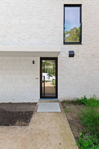 BESCHIKBAAR BIJ AKTE - geen betaling in schijven<br />Volledig professioneel geschilderd !<br /><br />Groots in rust. Sterk in eenvoud.<br /><br />Achter de houten poort van Domein Op Hoop van Zegen verandert het tempo. Hier woon je weg van de drukte, omgeven door groen en met alle ruimte voor jezelf.<br /><br />Op het private domein krijgt de statige villa het gezelschap van drie vrijstaande nieuwbouwwoningen. <br />Hedendaags in architectuur. Tijdloos in uitstraling en ontworpen om vooral heel aangenaam te wonen.<br /><br />Deze villa valt op door haar pure lijnen, witte gevel en royale glaspartijen. De architectuur is strak, maar nooit koel. Licht en groen krijgen binnen alle ruimte en zorgen voor een woning die open en warm aanvoelt.<br /><br />Leven met zicht op groen<br /><br />Beneden draait alles rond de leefruimte. De keuken, eetplaats en zithoek vormen één royaal geheel, met grote ramen die de grens tussen binnen en buiten bijna doen verdwijnen.<br /><br />De tuin is altijd dichtbij. Aan tafel bij het ontbijt, tijdens een lange avond met vrienden of gewoon vanuit de zetel.<br /><br />Een afzonderlijk bureau biedt rust wanneer er gewerkt moet worden of kan dienen als speelkamer. Berging, vestiaire en fietsenberging zorgen er dan weer voor dat het dagelijkse leven moeiteloos zijn plek vindt.<br /><br />Boven wordt het stil<br /><br />De eerste verdieping is helemaal voorbehouden aan rust en privacy.<br /><br />De royale masterbedroom krijgt een eigen badkamer en afzonderlijk toilet. Ook de twee andere slaapkamers zijn opvallend ruim en beschikken elk over een eigen douchekamer.<br /><br />Geen ochtendspits voor de badkamer. Wel ruimte voor iedereen.<br /><br />Een tweede afzonderlijk toilet en praktische wasberging maken de verdieping compleet.<br /><br />Comfort dat vanzelfsprekend voelt<br /><br />Ook achter de architectuur klopt het plaatje.<br /><br />Zonnepanelen, een warmtepomp en groendak maken de woning klaar voor de toekomst. Vloerverwarming en ventilatiesysteem D zorgen ondertussen voor een aangenaam binnenklimaat, het hele jaar door.<br /><br />Buiten wachten een private tuin en terras. De ruime oprit biedt plaats aan twee wagens en naast de woning is een afzonderlijke fietsenberging voorzien.<br /><br />Een poort achter je dichttrekken.<br />De drukte buiten laten.<br />En thuiskomen op een plek die helemaal klopt.<br /><br />Domein Op Hoop van Zegen. <br />Wonen met ruimte rondom je — en rust in je hoofd.<br /><br />Prijs constructie: € 535.000/Grond: € 240.000<br />Prijs incl BTW en registratierechten € 916.150