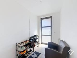 Deze woning is gelegen pal in het stadscentrum van Roeselare, kortbij het kerkhof, stadspark, Colruyt, Grote Markt, de winkelstraat etc.<br /><br />De indeling is als volgt: inkomhal - apart toilet - bureau - lichtrijke leefruimte/eetplaats - keuken - wasberging - garage uitkomend op de Groenestraat. <br />Verdiep 1: hall - extra leefruimte/living of hobbyruimte - toegang tot het zonnige dakterras. <br />Verdiep 2: Nachthal - 2 volwaardige slaapkamers en badkamer met toilet, dubbele lavabo en douche. <br />Via de nachthal is er toegang tot de geïsoleerde zolder. <br /><br />Centraal en energiezuinig wonen? Dan is dit de opportuniteit. <br />Vrij vanaf 15/09/2026. Maximum voor 4 personen, voor zowel bewoning als domiciliëring. <br /><br />Interesse? Gelieve uw gegevens aan te vullen via het contactformulier, dan contacteren wij u zelf terug via mail.