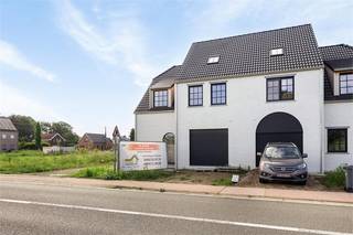 <div><p> <span>Deze mooie nieuwbouw BEN-woning is gelegen in Groot-Vorst Laakdal. Deze ligging biedt heel wat voordelen; winkels, horeca, openbaar vervoer en school bevinden zich vlakbij. Ook de oprit van de E313, die ons vlot naar Antwerpen en Hasselt brengt, bevindt zich op slechts enkele minuutjes rijden.<br />Wanneer we binnenstappen in de ruime inkomhal (17 m²) valt het meteen op hoeveel lichtinval er in deze woning aanwezig is. In deze inkomhal bevinden zich het gastentoilet met handenwasser en een berging met ingemaakte kasten.<br />We hebben vanuit de inkomhal ook toegang tot de ruime garage (32 m²) met elektrische sectionale poort.<br />De living (voorzien van parket) met open keuken (samen 46,8 m²) baadt in het licht en kijkt uit op de zuidgerichte tuin. De keuken, met kookeiland, kan je nog zelf samenstellen. Hiervoor is een budget van 8700€ (excl. BTW) voorzien in het lastenboek. Het grote schuifraam zorgt voor een leuke verbinding met de buitenruimte.<br />Een mooie trap brengt ons naar de eerste verdieping. Hier treffen we 3 slaapkamers (14,48 m², 13 m² en 9,71 m²). Alle slaapkamers zijn voorzien van internet- en tv-aansluiting en zijn afgewerkt met een laminaatvloer.<br />De badkamer (7,76 m²) is voorzien van een ruime inloopdouche, een ligbad en een dubbele lavabo.<br />Ook op de 1<sup>e</sup> verdieping is er een apart toilet met handenwasser.<br />Een vaste trap brengt ons naar de 2<sup>e</sup> verdieping. Op de overloop (10,45 m²) kan je eventueel een bureau of een leeshoekje maken. Verder is er een ruime kamer (23,4 m²) met een Velux-raam die kan gebruikt worden voor verschillende doeleinden; slaapkamer, hobbykamer, speelkamer, home-office, …<br />Deze BEN-woning wordt verwarmd via een warmtepomp (lucht gekoeld) en met zonnepanelen (1925 Wattpiek). Er is vloerverwarming voorzien op het gelijkvloers en op de badkamer. Deze superzuinige BEN 20-woning geeft nog een extra voordeel; je betaalt gedurende 5 jaren geen kadastraal inkomen. Grondaandeel wordt verkocht onder registratierechten, constructie onder BTW (21%). <br />Spreekt deze toffe woning jullie aan? Contacteer ons dan via <u>info@bosmanvastgoed.be</u> voor meer info of een bezoek ter plaatse. Wij helpen jullie graag verder!<br /></span><span> </span></p></div>