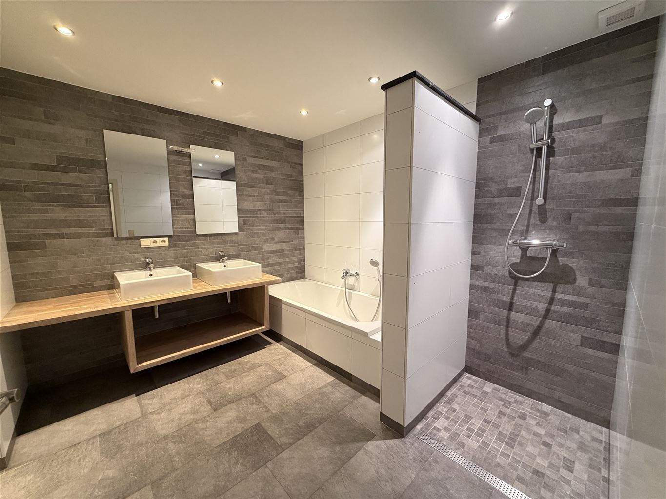 Instapklare stadswoning met 3 slaapkamers, aparte garage en tuintje. - foto 5