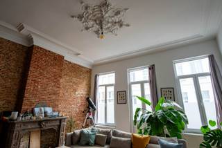 Super leuk 2 slaapkamer appartement op centrale ligging! Beschikbaar vanaf 01/04/2026!<br /><br />Gelegen op de 1ste verdieping van het gebouw vinden we dit lichtrijk appartement in het stadscentrum van Antwerpen.<br />Indeling: Inkomhal, gezellige leefruimte met open ingerichte keuken (voorzien van vaatwasser, koelkast, kookvuur, oven en dampkap ). Badkamer met lavabo en inloopdouche, toilet is apart. 2 slaapkamers. EPC van 234 kWh. Gas en elektriciteit met aparte meter. Maandelijkse kosten van € 125,00 voor het onderhoud van de gemeenschappelijke delen en voorschot voor het water.<br />Wees er snel bij en contacteer ons nu voor een afspraak ter plaatse!