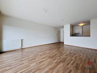 <p><b>MOLENBEEK-SINT-JAN</b>, wijk Mettewie, grenzend aan Sint-Agatha-Berchem, vlak bij het openbaar vervoer en winkels. Appartement met 2 slaapkamers, ± 87 m² woonoppervlakte.<br /><br /><u><strong>6e verdieping C6:</strong></u></p>
<ul>
<li>Lichte woonkamer van ± 28 m² met toegang tot een terras aan de voorzijde op het zuidwesten</li>
<li>Ingerichte open keuken (oven, kookplaat, afzuigkap, koelkast, vriezer en ruimte voor vaatwasser)</li>
<li>Wasruimte met aansluitingen voor wasmachine en droger</li>
<li>Slaapgedeelte</li>
<li>Apart toilet</li>
<li>Slaapkamer 1 van ± 13 m² (2,9 x 2,6 m) met eigen badkamer</li>
<li>Kantoor of kinderkamer van ± 7,5 m² (4,5 x 2,9 m) met eigen doucheruimte en klein balkon op het noordoosten</li>
</ul>
<p>Kelder nr. 26<br />Parkeerplaats nr. 39, voor 100 €/maand <b>VERPLICHT<br /><br /></b>Vaste kosten van 85 € voor de gemeenschappelijke ruimtes<br />Warm water en verwarming: HMS<br /><br />Direct beschikbaar</p>
