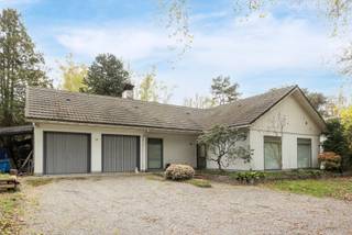<p>Deze te renoveren gelijkvloerse woning is gelegen in de gegeerde en residentiële wijk Koningshof op een mooi perceel van 1.473m² met een breedte van 30 meter aan de straat. Deze rustige en groene omgeving staat bekend om haar privacy en vlotte bereikbaarheid, wat het tot een bijzonder aantrekkelijke woonlocatie maakt.</p>
<p>Inkomhal op tegelvloer met gastentoilet. De lichtrijke woonkamer (39m²) op parketvloer is voorzien van een inbouwcassette op hout. Via het schuifraam heeft u rechtstreeks toegang tot het ruime terras.</p>
<p>Gesloten keuken op graniettegel, uitgerust met een dubbele spoelbak, vaatwasser, vitro-keramische kookplaat, dampkap en koelkast met vriesvak. Toegang tot het terras.</p>
<p>De woning beschikt over twee volwaardige slaapkamers (16m² en 12m²), beide voorzien van ingemaakte kasten. De badkamer is uitgerust met een ligbad, toilet en een dubbele lavabo geïntegreerd in een meubel.</p>
<p>Een ruime garage op betonvloer (35m²) met dubbele kantelpoort, aansluiting voor de wasmachine, lavabo en toegang tot de grote bergzolder. Aansluitend bevindt zich nog een grote bergplaats (36m²) met de cv-installatie op stookolie en een rechtstreekse doorgang naar het terras.</p>
<p>Volledig omheinde tuin met elektrische toegangspoort, een groot terras, zwembad en meerdere parkeerplaatsen.</p>
<p>Gebouwen met een energielabel “E” of “F” zullen verplicht binnen de 6 jaar energetisch gerenoveerd moeten worden, minstens tot een energielabel “D”. Bij deze woning is de renovatieplicht van toepassing!</p>
<p>Een ideale woning (houtskeletbouw) voor wie comfortabel en rustig wil wonen in een van de meest gegeerde buurten van de regio.</p>