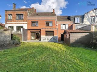 TWEE-GEZINSWONING MET VERHUURD APPARTEMENT (800€/MAAND), DUBBELE GARAGE EN TUINGelegen in een rustige en gewilde woonwijk, combineert deze...