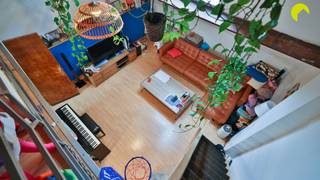 <p><span>Op de 2e verdieping van een kleinschalig gebouw van 2 appartementen, wordt dit duplex appartement te koop aangeboden.</span></p><p><span>We genieten van een zeer centrale locatie midden in de winkelstraat, dichtbij het centraal station.</span></p><p><span>Het appartement is al jaren stabiel verhuurd.</span></p><p><span> </span></p><p><span>Indeling:</span></p><p><span>De inkomhal wordt gedeeld met slechts één ander appartement.</span></p><p><span>We nemen de trap naar de tweede verdieping. Hier zijn twee slaapkamers en de badkamer gelegen.</span></p><p><span>Vervolgens nemen we de trap naar de dakverdieping, waar de living met keuken zich bevinden. De leefruimte loopt helemaal door tot in de nok van het dak. Hier vinden we een mezzanine.</span></p><p><span>Op het tussenverdiep wordt het platte dak als terras gebruikt.</span></p><p><span> </span></p><p><span>Overige info:</span></p><p><span>Verlaagde registratierechten, indien aan voorwaarden voldaan</span></p><p><span>Elektriciteit is conform.</span></p><p><span>Geen asbest vermeld in het asbestattest.</span></p><p><span>EPC: 434 kWh/m²jaar -> renovatieplicht van toepassing</span></p><p><span>Oppervlakte volgens meting EPC.</span></p><p><span> </span></p><p><span>Voor meer info of een bezoek er plaatste bel 03/449.42.41 of surf naar www.habicom.be</span></p><p><span>Benieuwd naar de waarde van jouw woning? Check het gratis op <span>www.watismijnhuiswaard.be</span></span></p><p><span> </span></p>