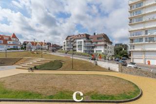 Res. Long Beach.<br />Discrete verkoop: appartement gelegen in residentie Long Beach, met spectaculair frontaal zeezicht en verlengde van kustlijn richting Rubensplein.<br />Uniek in zijn soort! <br />Ref. A731C