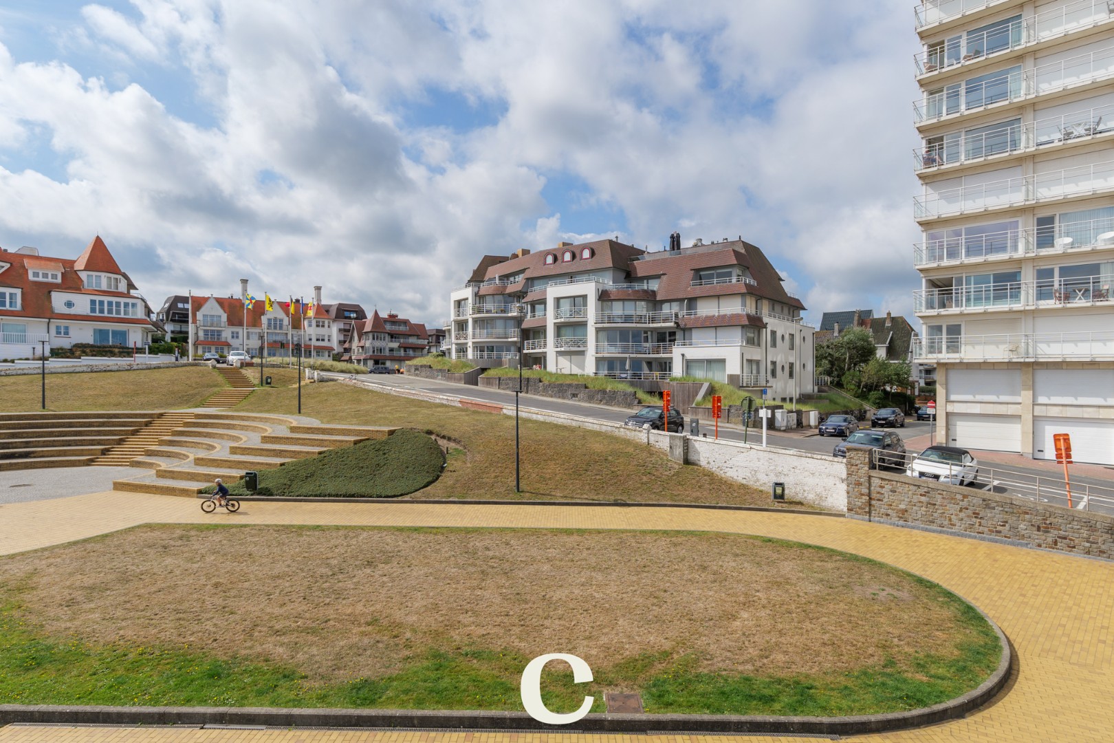 Discrete verkoop: appartement gelegen in residentie Long Beach, met spectaculair frontaal zeezicht en verlengde van kustlijn richting Rubensplein. - photo 2