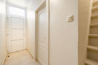 [[ DIT PAND NEEMT DEEL AAN DE ERA OPEN HUIZEN DAG OP 19/9 VAN 9:30 TOT 10:30 ]]
<p><strong>Ben je op zoek naar een gerenoveerde woning met 3 slaapkamers en terras op wandelafstand van het centrum van Aalst? Gevonden!</strong><br />Deze gerenoveerde stadswoning geniet van een uitstekende ligging in de onmiddellijke nabijheid van winkels, scholen, het station, openbaar vervoer en horecazaken. Hierdoor is de woning niet alleen ideaal voor starters of alleenkopers, maar ook bijzonder interessant als investering met een potentieel rendement van circa 4 à 5%. Bovendien geldt er geen renovatieverplichting. Verder beschikt de woning over dubbele beglazing en centrale verwarming op gas met condensatieketel doorheen de woning.</p>

<p>Op het gelijkvloers kom je binnen via de inkomhal die toegang geeft tot de gezellige woonkamer met ruimte voor een zit- en eethoek. Aansluitend bevindt zich de nieuwe keuken met toegang tot het terras, en de badkamer met douche, lavabo en toilet.`Op de eerste verdieping bevinden zich twee slaapkamers. Vanuit één van deze kamers leidt een vaste trap naar de derde slaapkamer op de bovenste verdieping. De aanwezige Veluxramen zijn voorzien van verduistering, wat zorgt voor extra comfort.</p>

<p>Kortom: een praktische en instapklare stadswoning met drie slaapkamers, buitenruimte en een uitstekende ligging in Aalst. Zie jij jezelf hier wonen of investeren? Neem dan snel contact met ons op voor meer informatie of een bezoek ter plaatse!</p>