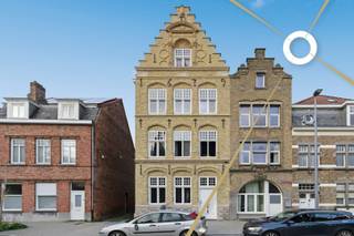 In het bruisende stadscentrum van Ieper, bevindt zich dit gezellig appartement met magnifiek zicht op het Astridpark, nabij lokale handelaars en de Grote Markt van Ieper. <br /><br />Het appartement is gelegen op de 1e verdieping en is bereikbaar via de gemeenschappelijke inkomhal/traphal. Verder beschikt het appartement over een gezellige woonkamer, een praktische keuken, een badkamer, een toilet en 2 slaapkamers.<br /><br />Deze topper is voorzien van lichtarmaturen, gordijnen en lamellen. <br /><br />Onmiddellijk beschikbaar.