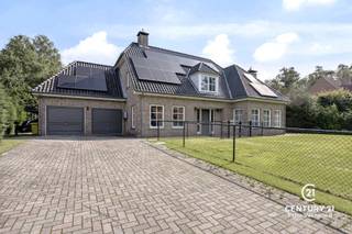 <p>Gelegen in de rustige, residentiele verkaveling “De Lint” in Oud-Turnhout, op een 25 autominuten van zowel Eindhoven (NL) als Antwerpen, vindt u deze met smaak grotendeels gerenoveerde villa terug op een fraai perceel van ca 1471m².</p>
<p>Indeling</p>
<p>Gelijkvloers</p>
<p>Inkomhal met gastentoilet, bureauruimte (of 5<sup>e</sup> slaapkamer). De woonkamer betreed u middels de dubbele zwart stalen deuren. Een massief eiken vloer, een gezellige open haard en de recent geplaatste kastenwand zetten de toon van deze woning. De kastenwand heeft een praktisch ingemaakt bureau dat gemakkelijk geopend kan worden. De open keuken is van hoge kwaliteit en is uitgerust met onder andere een stoomoven-oven, combi-oven, dampkap, 2 wastafels, afwasmachine, wijnkast, koelkast, inductie kookplaat, een groot composiet werkblad en veel ingemaakte kasten. Aan de keuken grenst een praktische bergplaats voor de dagdagelijkse toestellen en proviand op te bergen. Via de in de keuken speels verborgen deur komt u in de wasruimte die veel ruimte biedt voor schoenen en ook toegang geeft naar het terras en de tuin. De voormalige garage is omgevormd tot hobby-/werkruimte die een aansluitende bergplaats heeft die op haar beurt aansluitingen heeft om een mogelijke extra badkamer te voorzien. Denk bijvoorbeeld aan mogelijkheden om ouders in huis te nemen of oudere kinderen een eigen stek binnenshuis te geven.</p>
<p>1<sup>e</sup> verdieping</p>
<p>Via de vaste trap in de inkomhal komen we op de overloop van de verdieping aan. Hier bevinden zich 3 ruime kamers, een nachttoilet, een douchekamer én een 4<sup>e</sup> (hoofd-)slaapkamer. Deze laatste heeft een praktische inloopdressing en een ensuite ruime badkamer welke een ligbad, toilet, douche alsook 2 wastafels biedt. (De zolder is ruim en geïsoleerd en bereikbaar met een vlizotrap)</p>
<p>Buitengebeuren</p>
<p>Vanuit de woonkamer of de wasruimte komt u tot in de achtertuin en lacht het zeer recente zwembad u toe. Het overdekte terras is ook een absolute troef van deze woning. De tuin is onderhoudsvriendelijk ingericht en volledig omheind.</p>
<p></p>
<p>+++Pluspunten+++</p>
<p>Recent verwarmd zwembad (automatisch solardeck, warmtepomp, automatische ph en chloorregeling)</p>
<p>Zonnepanelen (22 stuks)</p>
<p>Ruim overdekt terras aansluitend aan de woning</p>
<p>Automatische toegangspoort</p>
<p>Smaakvol grotendeels gerenoveerd én energiezuinig</p>
<p>Onderhoudsvriendelijke, omheinde tuin met volledige privacy</p>
<p>Grote bewoonbare oppervlakte met mogelijkheid voor inwonende ouder(s)</p>