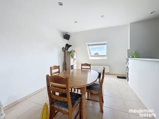 Verzorgd dakappartement met twee slaapkamers in het centrum van Ruddervoorde.Instapklaar appartement te Ruddervoorde bestaat uit volgende...