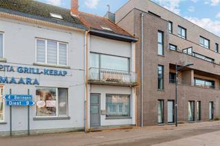 <p><span>Op te knappen gesloten bebouwing met 3 slaapkamers gelegen pal in het centrum van Paal.</span></p><p><span> </span></p><p><span>Belangrijkste troeven: </span></p><p><span>- Ligging pal in het centrum van Paal in zo in de nabijheid van winkels, restaurants, scholen, openbaar vervoer</span></p><p><span>- Te renoveren</span></p><p><span>- elektriciteit conform</span></p><p><span>- Ideaal geschikt als investeringspand</span></p><p><span>- 3 slaapkamers waarvan 1 grote zolderkamer</span></p><p><span>- Momenteel verhuurd aan 800 /maand</span></p><p><span> </span></p><p><span>Bekijk zeker ook de foto's en de grondplannen met de afmetingen. Zo krijgt u van thuis uit al een perfect beeld van wat deze woning te bieden heeft!</span></p><p><span> </span></p><p><span>Wenst u meer info of een vrijblijvende bezichtiging, contacteer dan ons kantoor op het nummer 011 85 15 15 en wij helpen u graag verder. </span></p>