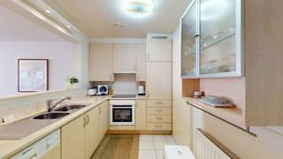 Dit instapklaar appartement met 2 volwaardige slaapkamers bevindt zich vlakbij het Heldenplein en de Zeedijk. De badkamer bevat zowel een douche als een ligbad en een dubbele lavabo.