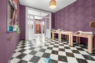 In de Rijselstraat, op een toplocatie nabij de Rijselpoort en het historische centrum van Ieper, vinden we deze karaktervolle en ruime herenwoning terug. Hier woon je op een steenworp van winkels, scholen, horeca en openbaar vervoer, terwijl je dankzij de nabijheid van de Noorderring en de A19 geniet van een vlotte bereikbaarheid. Bovendien liggen de vestingen en wandelpaden vlakbij — ideaal voor wie houdt van rust en groen midden in de stad.<br /><br />De woning verwelkomt je via een charmante inkomhal die toegang biedt tot een eerste leefruimte, aansluitend op een tweede zithoek — perfect voor wie houdt van ruimte en gezelligheid. Vervolgens komen we in de volledig uitgeruste keuken, waar je met gemak heerlijke maaltijden kunt bereiden. Verder op het gelijkvloers vinden we een eerste badkamer met douche, lavabo en toilet, en een ruime kelder die ideaal is voor extra opslag.<br /><br />Momenteel is de woning ingericht en vergund als vakantielogies, wat zorgt voor extra investeringspotentieel. Op de eerste verdieping bevinden zich twee ruime slaapkamers, elk met een eigen badkamer voorzien van douche, lavabo en toilet. Op de tweede verdieping treffen we de familiekamer met twee slaapkamers en een ensuite badkamer — opnieuw volledig uitgerust met douche, lavabo en toilet.<br /><br />Een bijzonder pluspunt is de aparte studio met private toegang via de Nazarethstraat. Deze beschikt over een lichtrijke leefruimte met open keuken, een ruime slaapkamer met badkamer (douche, lavabo en toilet), een praktische berging en airconditioning.<br /><br />Deze eigendom biedt dus talloze mogelijkheden: verder uitbaten als vakantiewoning of omvormen tot een stijlvolle gezinswoning in hartje Ieper.<br /><br />Ben je op zoek naar een uniek pand met karakter, ruimte en potentieel in het centrum van Ieper? Dan is dit dé kans die je niet mag missen. Neem vandaag nog contact met ons op voor een bezoek!