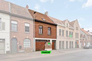 Op wandelafstand van de gezellige markt van Staden bevindt zich deze charmante woning met 3 slaapkamers.Via de inkomhal met gastentoilet bereikt u de...