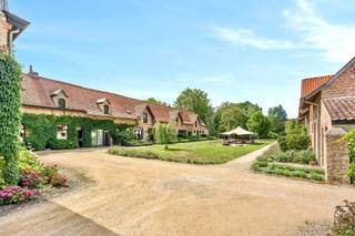 Nieuwpoort - Deze charmante historische herenhoeve is TOPgelegen, op slechts 5km van zee, genietend van alle rust, privacy en met unieke...