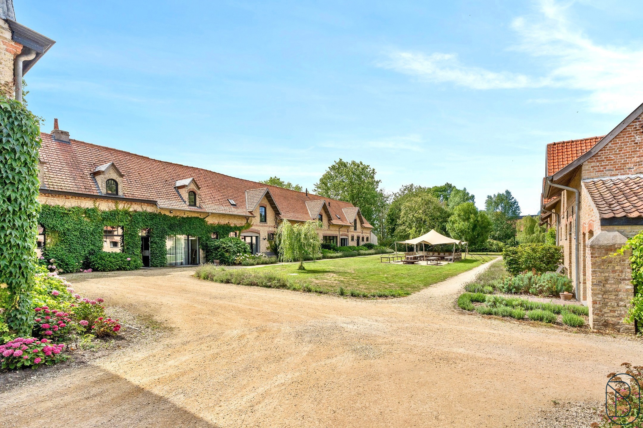 Prachtige herenhoeve "Groot Noordhof" met enorme potentieel. - foto 1