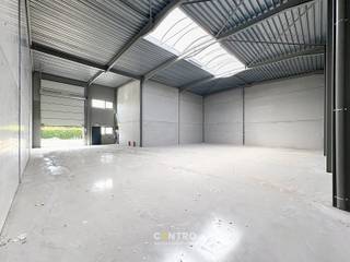 Nieuwbouw KMO-unit met een oppervlakte van 312m². Perfect gelegen op slechts 500m van de N9 en een vlotte verbinding naar de expressweg!<br /><br /><u><strong>Bijzonderheden:</strong></u><br />- Onmiddellijk beschikbaar bij akte!<br />- 6m VRIJE hoogte.<br />- Automatische sectionaalpoort + afzonderlijke toegangsdeur.<br />- Lichtstraat met rookluiken.<br />- Regenwaterpomp aanwezig.<br />- Zekeringkast aanwezig.<br />- Voldoende manoevreerruimte.<br />- Opslagruimte geschikt voor verschillende doeleinden.<br />- Polybetonvloer.<br />- Casco.<br />- Kleinere en grotere oppervlaktes beschikbaar.<br />- Inrichten van kantoorruimte is mogelijk dankzij de ramen.<br />- Tevens INTERESSANT als belegging!<br />- Mogelijkheid tot aankoop van parking.<br /><br />De loods maakt deel uit van het gloednieuwe project 'ZONE CENTRUM'. Zeer geschikt voor eigen gebruik en INTERESSANT als belegging! Aarzel niet ons te contacteren voor verdere info en/of een bezoek ter plaatse: 050/70 01 02 - nicolas@centro.be.