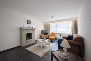 <p>Bel-etagewoning gelegen in een rustige, doodlopende straat op een uitstekende locatie.<br />Op het gelijkvloers bevindt zich een ruime berging, een volwaardige garage met elektrische sectionale poort en een praktische wasplaats/slaapkamer. Via de garage heeft men directe toegang tot de zuidgerichte tuin met een ruim, overdekt terras.<br /><br />De eerste verdieping omvat een inkomhal met gastentoilet die uitgeeft op de lichtrijke woonkamer met aparte eet- en zithoek. Aansluitend is er een ruime keuken met eetplaats. Vanuit de keuken is er toegang tot het balkon met trap naar de tuin.<br /><br />Op de tweede verdieping bevinden zich drie volwaardige slaapkamers en een badkamer uitgerust met ligbad en lavabo.<br /><br />Extra troeven:<br /><br />Dubbele beglazing<br /><br />Rolluiken overal<br /><br />Regenwaterput<br /><br />Private oprit<br /><br />Nabij invalswegen, station en scholen<br /><br />Gelegen in een doodlopende straat<br /><br />Instapklaar<br /><br />Contacteer ons voor een vrijblijvend bezoek:<br /><br />GLENN VERMEERSCH<br />0487 02 81 62</p>