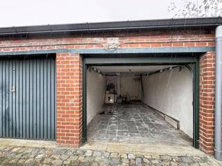Garage te koop op centrale ligging in Roeselare Op zoek naar een veilige en centraal gelegen garage in Roeselare?Deze garage in de Mandellaan bevindt...