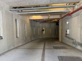 Gelegen in het gebouw aan de Tunnelplaats (nabij het Prizeotel). De autostaanplaats op verdieping -3 is te bereiken via een sectionale poort die te bedienen is met een afstandsbediening.Achter de autostaanplaats bevindt zich de privatieve, afsluitbare berging.De huurder krijgt ook een sleutel die toegang geeft tot de liftkoker.Voordelen:-ligging: nabij Waaslandtunnel, de Leien en de Singel-extra bergruimte voor bv een fiets of extra spullen-toegang via afstandbediening en sleutel tot de liftkoker