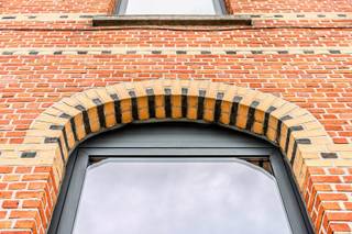 Gelegen aan de <strong>Krijgsbaan 4 in Temse</strong> bevindt zich deze<strong> woning</strong> met een bijzonder vlotte bereikbaarheid. Of je nu ’s ochtends snel naar het werk vertrekt of spontaan beslist om eropuit te trekken voor een leuke activiteit: hier ben je meteen weg. <strong>Een ideale uitvalsbasis dus voor wie houdt van comfort én mobiliteit!<br /><br />Deze woning kreeg in 2013 een liefdevolle totaalrenovatie</strong> en straalt sindsdien hedendaags comfort uit, met behoud van haar warme, charmante karakter.<br /><br />De woning verwelkomt je met een <strong>knappe gevel die meteen de juiste sfeer zet.</strong> Binnenkomen doe je in een praktische inkomruimte die perfect kan dienen als bureau of als handige plek om fietsen te stallen. Verder is er nog een <strong>apart gastentoilet</strong> voorzien.<br />Via een <strong>stijlvolle smeedijzeren deur</strong> wandel je door naar het hart van de woning: een <strong>open, landelijke keuken (van 2021) die naadloos overgaat in de gezellige woonkamer</strong>. Dankzij de grote raampartijen geniet je hier van een overvloed aan natuurlijk licht en een mooi zicht op <strong>het terras en de tuin.</strong><br /><br />Op de eerste verdieping vinden we een <strong>ruime slaapkamer</strong>,<strong> een apart toilet en een gezellige badkamer </strong>met<strong> </strong>een groot ligbad, een douche én een dubbele lavabo.<br /><br /><strong>De tweede verdieping telt nog eens twee volwaardige slaapkamers, ideaal voor een gezin, gasten of een hobbyruimte.</strong><br /><br />Ook de benedenverdieping heeft heel wat te bieden. <strong>Hier bevindt zich een praktische kelderberging die perfect dienstdoet als wasplaats, én een bijzonder ruime polyvalente ruimte.</strong> Deze kan je naar wens inrichten als extra leefruimte, bureau, speelkamer of zelfs een mancave. De mogelijkheden zijn hier werkelijk eindeloos.<br /><br /><strong>De tuin is een echte troef</strong>. In de zomer geniet je hier achteraan in alle privacy van lange, zonnige dagen. Hallo, gezellige zomeravonden!<br /><br />En dan is er nog Elmo, de kat des huizes. Volgens insiders dé expert van het huis. Hij kent ongetwijfeld de beste plekjes — van de zonnigste hoekjes in de woonkamer tot de meest rustige schaduwplekjes in de tuin. Laat je voor een bezoek ter plaatse gerust begeleiden door deze expert: hij wijst je met plezier de mooiste plekjes van de woning.<br /><br />Kortom, een woning vol charme, ruimte en mogelijkheden, op een toplocatie in Temse.