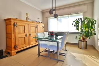 INSTAPKLARE WONING MET ZALIG VEEL WOONRUIMTE EN EXTRA PRAKTIJKRUIMTE Achter deze brede gevel schuilt zalig veel woonruimte en een geïntegreerde...