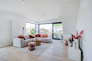 Op zoek naar een ruim, lichtrijk en energiezuinig appartement op een uitstekende locatie? Dit stijlvolle hoekappartement van ca. 110 m² combineert wooncomfort, kwalitatieve afwerking en een vlotte bereikbaarheid.<br /><br />Dankzij de gunstige hoekligging en grote raampartijen geniet u de hele dag van veel natuurlijk licht. De royale leefruimte sluit aan op een volledig uitgeruste keuken met veel werk en kastruimte. Verder beschikt het appartement over twee volwaardige slaapkamers, een ruime berging en een gezellig terras.<br /><br />Ook de afwerking springt in het oog. Bijna het volledige appartement is voorzien van een mooie parketvloer. De moderne badkamer beschikt over ingewerkte muurkranen, een ruime inloopdouche op vloerniveau en grote XL-keramische tegels, wat zorgt voor een stijlvolle én onderhoudsvriendelijke uitstraling.<br /><br />Met EPC-label A woont u bovendien bijzonder energiezuinig.<br /><br />De ligging is een extra troef: aan de rand van de dorpskern, met Park Den Blijk op wandelafstand en winkels, scholen, openbaar vervoer en andere voorzieningen vlakbij. Via de A12 bereikt u Brussel, Antwerpen en Mechelen in een mum van tijd.<br /><br />Extra troeven:<br />• Lift aanwezig<br />• Lage gemeenschappelijke kosten<br />• Overdekte autostaanplaats (€ 20.000)<br />• Mogelijkheid tot aankoop onder fiscaal gunstig stelsel (vraag naar de voorwaarden)<br /><br />Interesse of een bezoek ter plaatse?<br />Neem rechtstreeks contact op met Bjorn<br />📞 +32 477 60 68 33<br />Mail: bjorn@mondovastgoed.be