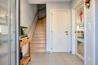<h1><span>Moderne halfopen bebouwing met tuin en garage in Hove</span></h1><p><span>Op een gunstige locatie aan de Mortselsesteenweg 88 in Hove bevindt zich deze moderne halfopen bebouwing, gekenmerkt door haar strakke architectuur, lichtrijke leefruimtes en verzorgde afwerking.</span></p><p><span>Bij het betreden van de woning komt u terecht in de inkomhal, die toegang biedt tot de verschillende ruimtes. De aangename leefruimte is ingericht met een gezellige zithoek en aansluitende eetplaats. Dankzij de grote raampartijen aan de achterzijde geniet de woning van een overvloed aan natuurlijk licht en een mooi zicht op de tuin.</span></p><p><span>Aansluitend bevindt zich de moderne, volledig uitgeruste keuken met strakke witte kasten, een stijlvol werkblad en diverse ingebouwde toestellen. Het praktische kookeiland met zitgelegenheid vormt een mooie aanvulling op deze functionele ruimte. Verder beschikt de woning over een afzonderlijke berging en wasplaats, voorzien van praktische opbergmogelijkheden en ruimte voor wasmachine en droogkast.</span></p><p><span>Op de eerste verdieping bevinden zich de slaapkamers, die dankzij de grote ramen genieten van een aangename lichtinval. De kamers zijn verzorgd afgewerkt met parket en bieden voldoende ruimte voor een comfortabele inrichting.</span></p><p><span>De woning beschikt bovendien over airconditioning in verschillende ruimtes, wat bijdraagt aan het wooncomfort.</span></p><p><span>Buiten geniet u van een aangename, volledig omheinde tuin met een ruim terras en een mooi onderhouden gazon. De groene omheining zorgt voor de nodige privacy. Via de praktische zijdoorgang is de tuin bovendien gemakkelijk bereikbaar. Achteraan bevindt zich een garage met een ruime verharde oprit, die bijkomende parkeermogelijkheden biedt.</span></p><p><span>De woning is gelegen op een gunstige locatie in Hove, met een vlotte verbinding naar Edegem, Mortsel en Antwerpen. Winkels, scholen, openbaar vervoer en andere dagelijkse voorzieningen bevinden zich in de nabije omgeving.</span></p><p><span>Kortom, een moderne en verzorgde gezinswoning met een lichtrijk interieur, praktische indeling, aangename tuin en garage op een gunstige locatie in Hove.</span></p>