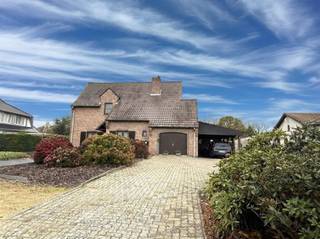 RUIME, KWALITATIEVE EN UITSTEKEND ONDERHOUDEN VILLA 329M² MET 2 WOONKAMERS, 3 SLAAPKAMERS, BUREAU, GARAGE EN TUIN OP 23A24CA.landelijke ligging met...